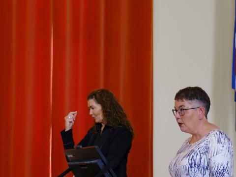 Margrét Baldursdóttir táknmálstúlkur og Sólveig Ólafsdóttir.